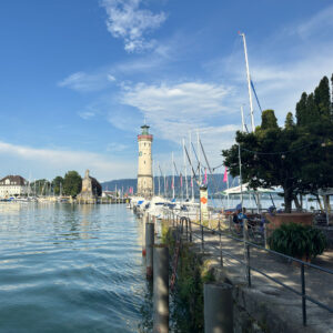 Am Bodensee im Hafen von Lindau mit Blick auf neuen Leuchtturm