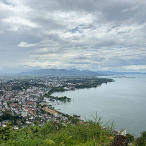 Der Bodensee von einem Berg aus gesehen oberhalb von Bregenz