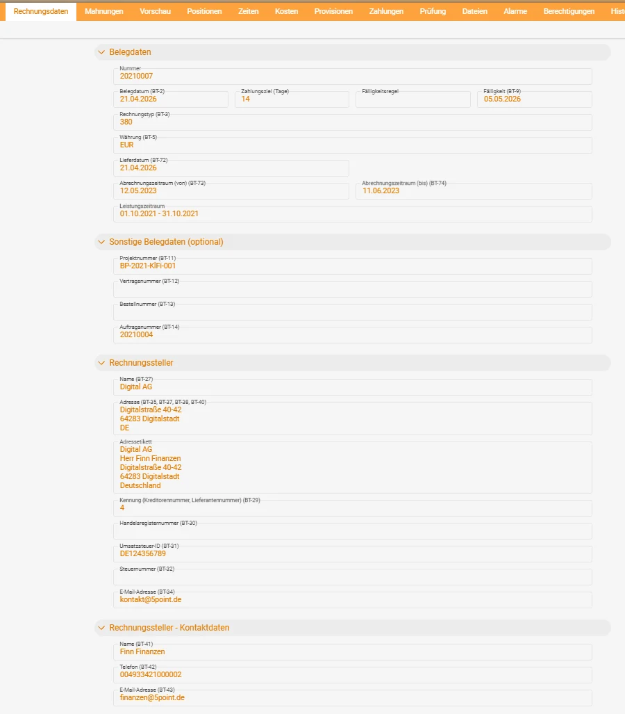 Screenshot aus teamspace: Reiter Rechnungsdaten der Rechnung 20210007 mit den Abschnitten Belegdaten, Sonstige Belegdaten, Rechnungssteller und Kontaktdaten des Rechnungsstellers. Jedes Feld trägt seine BT-Nummer nach EN 16931, etwa Belegdatum (BT-2), Fälligkeit (BT-9), Umsatzsteuer-ID (BT-31) und Telefon des Ansprechpartners (BT-42).